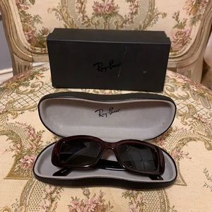 Ray-ban sunglasses with case and box. Prescription maybe. No scratches!